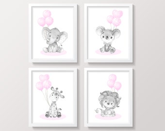 Op de afbeelding: Vier ingelijste kunstprints met schattige aquarel illustraties van babydieren: een olifant, een koala, een giraf en een leeuw. Elk dier houdt roze ballonnen vast en zit op een roze cirkel. Het kunstwerk is in grijstinten en roze.