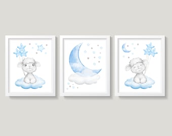 Op de afbeelding: Drie ingelijste prints met een aquarel-illustratie van een schattig lammetje met blauwe sterren en een halve maan. Het lammetje zit op een blauwe wolk.