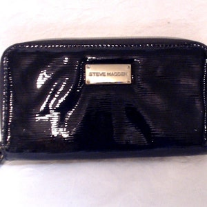 Cartera de mano Steve Madden grande con doble cremallera y múltiples compartimentos para mujer en color negro y dorado