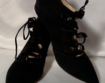 Botas de cano curto com cadarço pretas Adrienne Vittadini