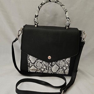 Steve Madden Ladies Negro Blanco Serpiente Monedero para mujer