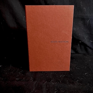 Authentique boîte rectangulaire vide de collection Louis Vuitton de couleur marron foncé
