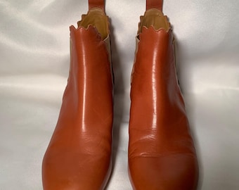 Botines Chelsea de piel color camel con borde festoneado y tacón de bloque, talla 40 para mujer.