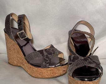 Jimmy Choo PAPYRUS Keilsandalen mit Metallic-Schlangenmuster und Logo