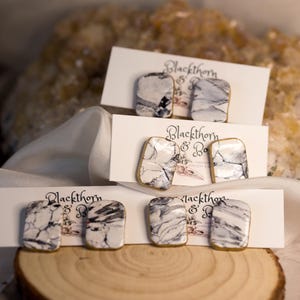 Quadratische Kieselstein-Ohrstecker - weißer und grauer Marmor Ohrring, handgefertigter Polymer-Ton-Schmuck für sie, kostenloser Versand innerhalb Deutschlands