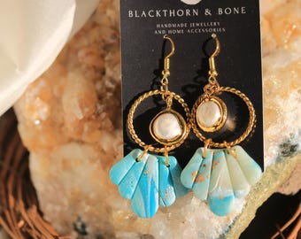 Blaue Perlglanz Jakobsmuschel Ohrringe mit Perle Perle und Messing Akzent - Handgemachte Polymer Clay Schmuck