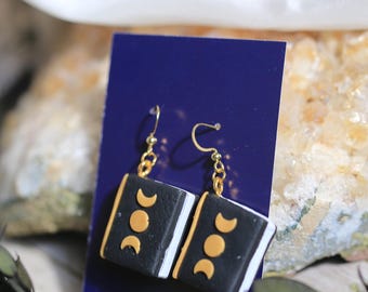 Pendientes de libro de hechizos de bruja hechos a mano - Joyería de arcilla polimérica de Halloween, joyería de brujería, joyería wiccana / joyería hecha a mano