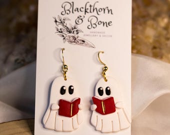 Boucles d'oreilles Ghost Librarian Clay - Bijoux Halloween faits main en pâte polymère pour les passionnés de livres