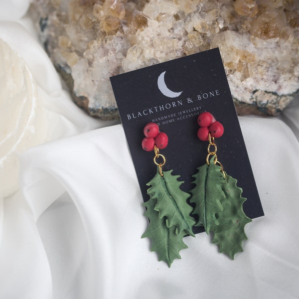 Boucles d'oreilles pendantes houx de Noël // Boucles d'oreilles Noël, saturnales, vacances, hiver. Païen et druide. Solstice d'hiver. Cadeaux pour elle.