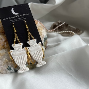 Grandes boucles d&#39;oreilles décoratives dans un vase romain avec chaîne | Cadeaux histoire, boucles d&#39;oreilles historiques, Rome antique, Grèce antique, cadeau pour étudiant en histoire