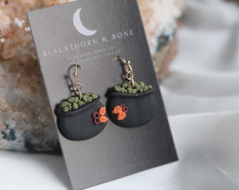 Handgemachte Hexenkessel Ohrringe mit Blatt und Beeren Design - Fimo Schmuck, sprudelnder Kessel Schmuck für Herbst und Herbst