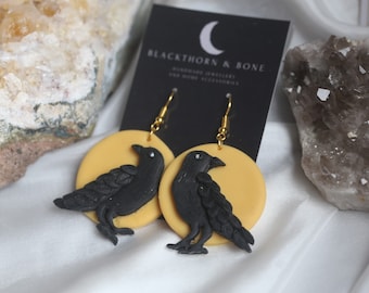 Druppeloorbellen raaf en volle maan - handgemaakte sieraden Crow and Corvid, Halloween en Witchy Bird-oorbellen