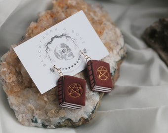 Handgemachte Hexen Grimoire Ohrringe, gruselige Ohrringe, Zauberbuch, Hexenschmuck, Zauberbuch, Ohrringe aus Polymer Clay