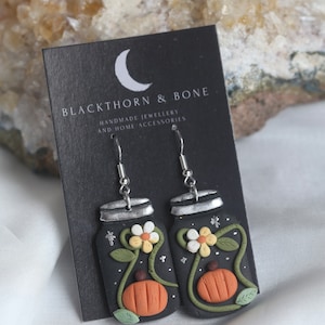 Pendientes de calabaza hechos a mano en tarro de cristal - Pendientes de otoño, joyería otoñal, otoño, Mabon, Halloween, temporada espeluznante, joyería hecha a mano