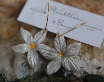 Handgjorda Vita Blommor Örhängen i Lera - Örhängen i Guldstål, Brudsmycken i Polymerlera med Fri Frakt i Storbritannien