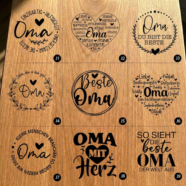 Puede incluir: Una superficie de madera muestra nueve placas decorativas con la palabra "Oma" (Abuela en alem&aacute;n) en varias fuentes y dise&ntilde;os. Las placas presentan corazones, detalles florales y frases como "Mejor abuela".