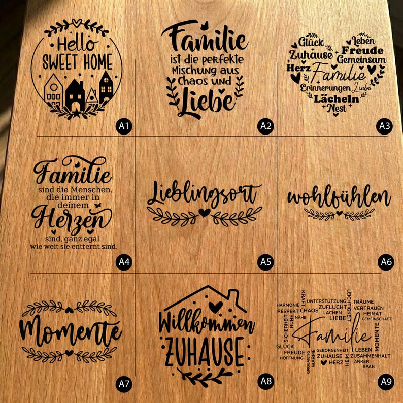 Puede incluir: Una superficie de madera con nueve dise&ntilde;os de texto negro diferentes. Los dise&ntilde;os incluyen frases como &laquo;Hello Sweet Home&raquo;, &laquo;Familia&raquo; y &laquo;Bienvenido a casa&raquo;, cada uno con elementos decorativos como corazones y hojas. El tema es la decoraci&oacute;n del hogar.