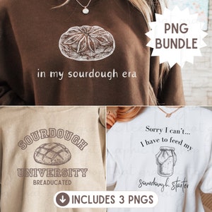 Puede incluir: Un conjunto de tres diseños digitales con pan de masa madre. El primer diseño presenta una sudadera marrón con el texto "in my sourdough era" y un dibujo de una hogaza de pan de masa madre. El segundo diseño presenta una sudadera beige con el texto "Sourdough University" y un dibujo de una hogaza de pan de masa madre. El tercer diseño presenta una sudadera blanca con el texto "Sorry I can't... I have to feed my sourdough starter".