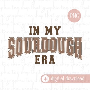 Può includere: Un design grafico scaricabile digitalmente con il testo "In My Sourdough Era" in lettere marroni e bianche con un contorno bianco.