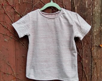 T-shirt in soft antique lilac with natural colored stripes