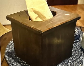 Porta-lenços de madeira rústica marrom, modelo quadrado, estilo fazenda.