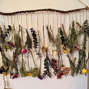 Rustic Dried Flower & Herb Wall Hanging: Eco-Friendly Home Decor