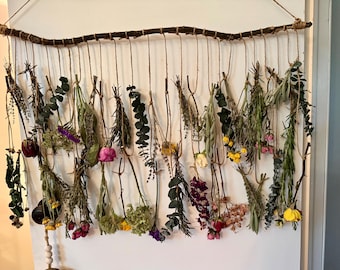 Rustic Dried Flower & Herb Wall Hanging: Eco-Friendly Home Decor