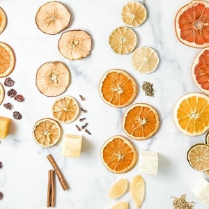 Tranches de fruits secs, de pommes et d'agrumes pour le bricolage et la décoration intérieure