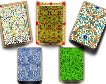 Könnte beinhalten: Fünf verschiedene Musterkarten mit braunem Rand. Die Muster umfassen florale Designs in Blautönen, Grün, Gelb, Rot und Weiß.