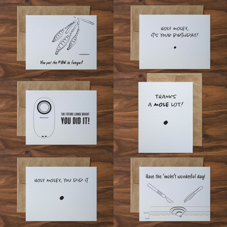 Puede incluir: Seis tarjetas de felicitaci&oacute;n blancas con sobres marrones. Cada tarjeta presenta una ilustraci&oacute;n y texto en blanco y negro. Los textos incluyen frases como "Holy Moley, It's Your Birthday!" y "You put the FUN in fungus!"