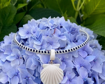 Scallop Shell Acrylic Choker – Cape Cod Style