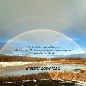 Puede incluir: Paisaje con doble arcoíris sobre agua y campos. El cielo está nublado. El texto incluye una cita bíblica y "Descarga instantánea". La escena evoca una sensación de paz.
