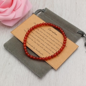 Bracelet en cornaline rouge extensible fait main avec sac cadeau et carte en cristal de 4 mm