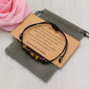 Bracelet TIGERS EYE Cordon réglable fait à la main avec sac cadeau et carte d’information Pierre précieuse en cristal 6 mm