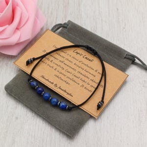 Bracelet LAPIS LAZULI Cordon réglable fait à la main avec sac cadeau et carte d’information Pierre précieuse en cristal 6 mm