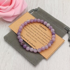 Bracelet LEPIDOLITE Stretch Fit fait à la main avec sac cadeau et carte pierre précieuse en cristal 6 mm