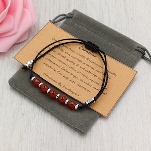 Bracelet CARNELIAN ROUGE Cordon réglable fait à la main avec sac cadeau et carte d’information Pierre précieuse en cristal 6 mm