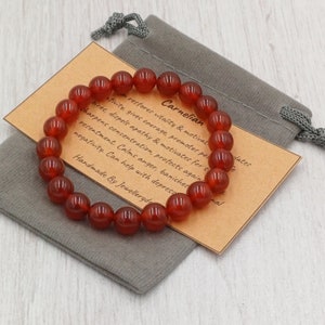Bracelet en CORNALINE ROUGE extensible fait main avec sac cadeau et carte en cristal de 8 mm