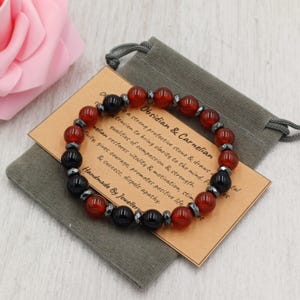 Armband med röd karneol, obsidian, stretchpassform, handgjort med presentpåse och kartong, kristall, ädelsten 8 mm