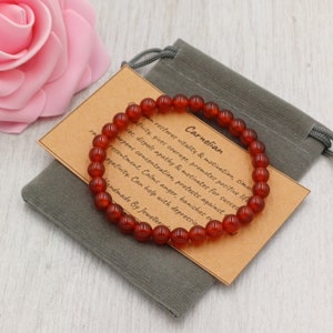 Bracelet CARNELIAN ROUGE Stretch Fit fait à la main avec sac cadeau et carte pierre précieuse en cristal 6 mm