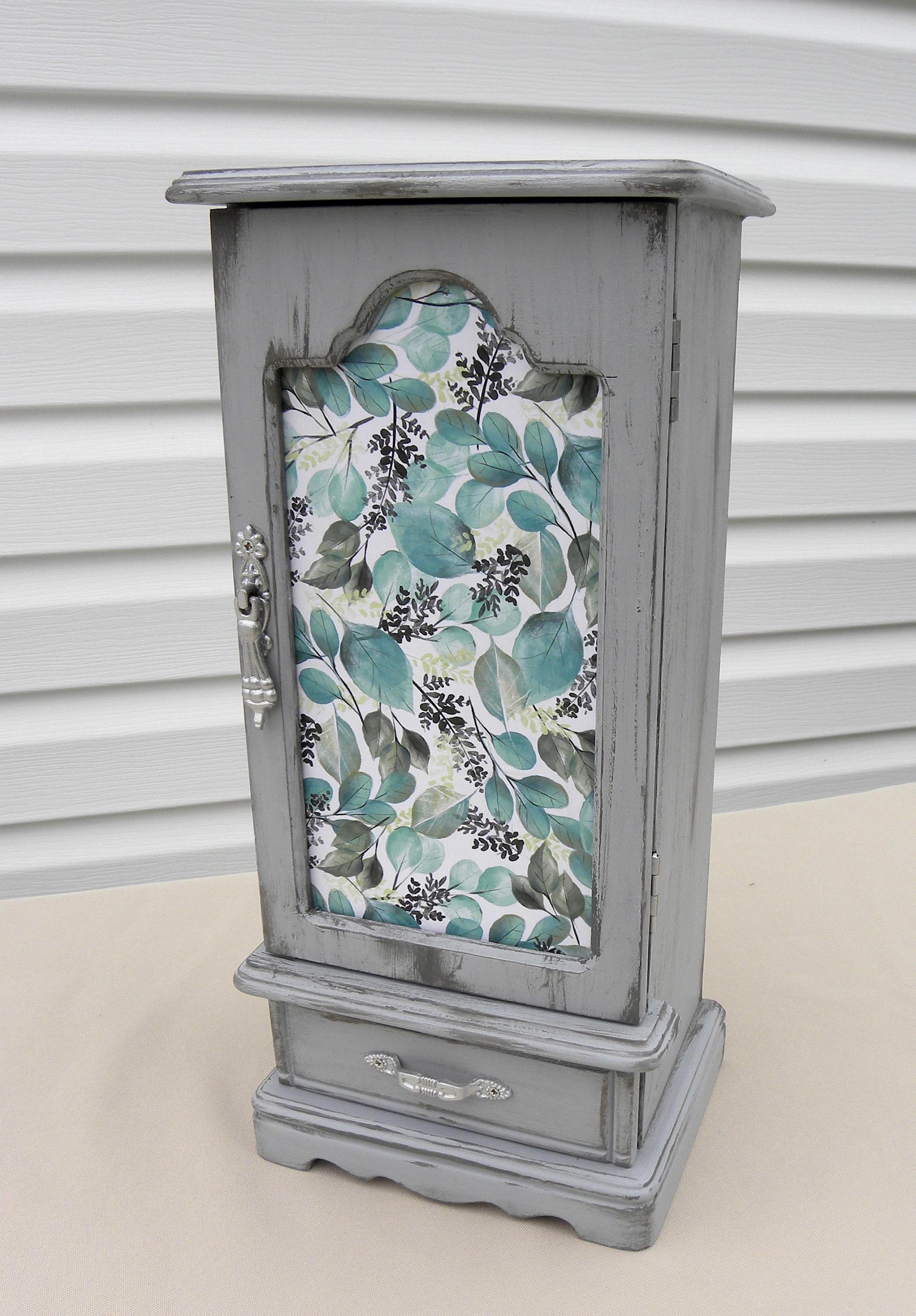 ONLINE ONLY, REFINISHED JEWELRY BOX WITH FLOWERS AND VINTAGE JEWELRY, – The  Hobnobber