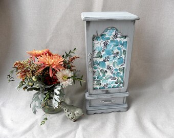 Graue Schmuckschatulle, Upcycled Schmuckschatulle, Vintage Schmuckschrank, Halsketten- und Ringaufbewahrung, handbemalte Schmuckschatulle