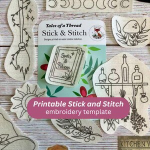 Könnte beinhalten: Druckbarer Stickmuster mit einem Buch mit dem Text "Spells & Potions" auf dem Cover. Das Muster ist für die Verwendung mit wasserlöslichem Stabilisator konzipiert. Das Bild enthält auch einen Textüberlagerung, der "Druckbarer Stick- und Stickmuster" lautet.
