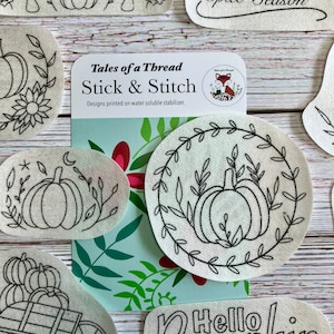 Può includere: Un set di 10 disegni da ricamo termoadesivi con una zucca, foglie e il testo "Pumpkin Spice Season", "Tales of a Thread Stick & Stitch", "Hello Pumpkin", e altri disegni a tema autunnale.