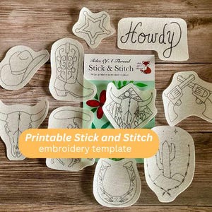 Może przedstawiać: Drukowane wzory do haftowania metodą stick and stitch, przedstawiające kowbojskie buty, podkowę, kaktusa, czaszkę, gwiazdę szeryfa, kowbojski kapelusz, pistolet i napis "Howdy".