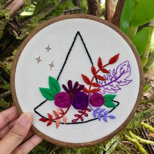 Handgefertigtes Hexenhut-Stickmuster, enthält eine Vorlage, eine Materialanleitung, eine DMC-Farbanleitung und eine Stickkarte