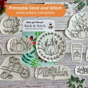 Puede incluir: Un conjunto de plantillas de bordado imprimibles con varios diseños de temática otoñal, incluyendo calabazas, hojas y una taza de café. Los diseños están impresos en estabilizador soluble en agua y son perfectos para crear proyectos de bordado únicos y personalizados. El texto "Tales of a Thread Stick & Stitch" está impreso sobre un fondo azul.