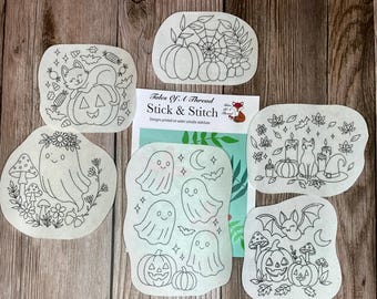 Könnte beinhalten: Eine Sammlung von Stick & Stitch-Designs mit Halloween-Illustrationen. Designs umfassen Kürbisse, Geister, Fledermäuse, Katzen und andere gruselige Elemente. Die Designs sind auf einem wasserlöslichen Stabilisator gedruckt.