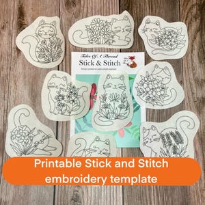 Puede incluir: Plantillas de bordado imprimibles de pegar y coser con diseños de gatos y flores. Las plantillas están impresas en un estabilizador soluble en agua. La imagen incluye el texto "Tales Of A Thread Stick & Stitch".