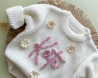 Personalisierter Pullover, hochwertiger handbestickter Pullover, Blumen-Initiale, Baby- und Kinderpullover, Kindernamenspullover, personalisierter Pullover.